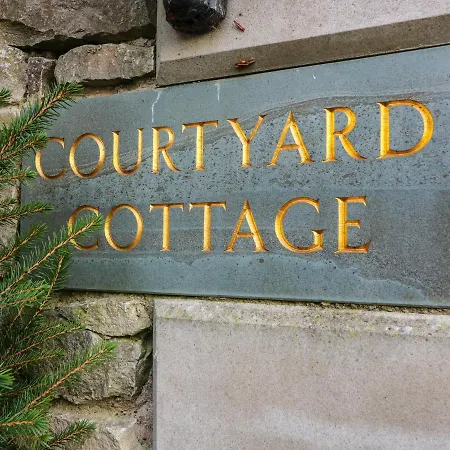Courtyard بيت للعطل كندال